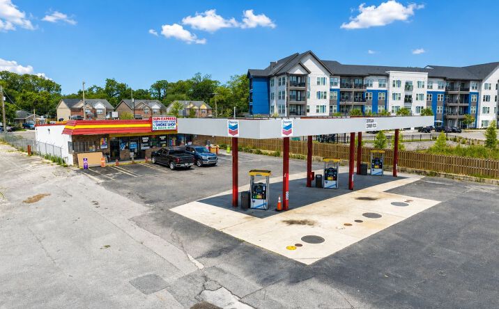 Pictures of Retail property located at 3610 Beach Boulevard, Jacksonville, FL 32207 for sales - image #1