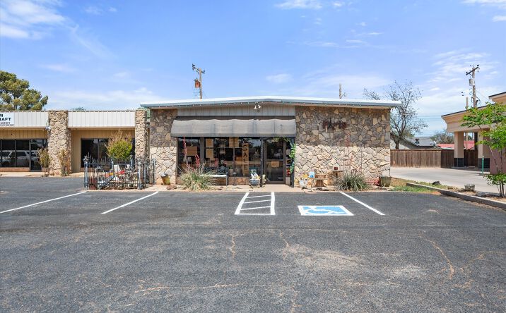 Pictures of Retail property located at 1926 Lockwood St, Tahoka, TX 79373 for sales - image #1