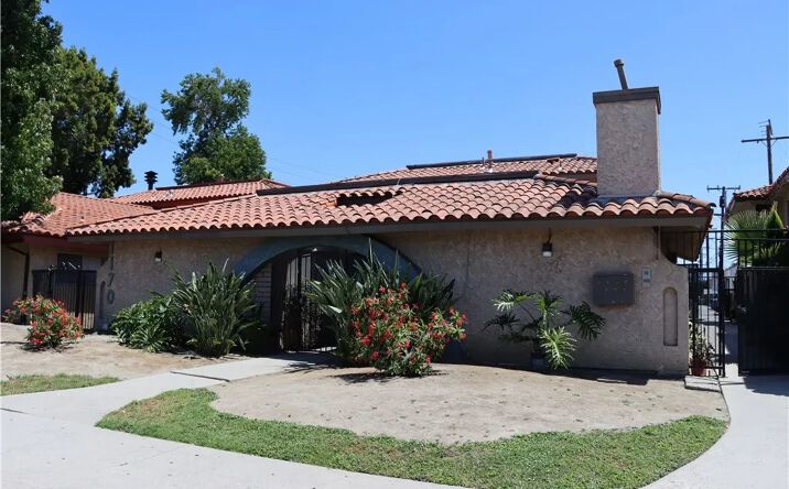 Pictures of Multifamily property located at 1170 E South Street, Long Beach, CA 90805 for sales - image #1
