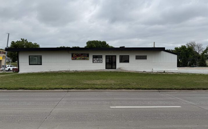 Pictures of Office, Retail property located at 818 W Us Highway 30, Carroll, IA 51401 for sales - image #1
