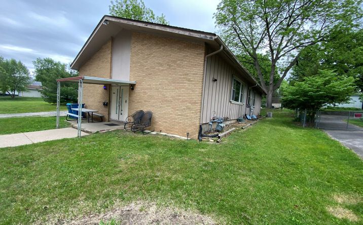 Pictures of Multifamily property located at 1004 Hemlock Avenue, Dixon, IL 61021 for sales - image #1