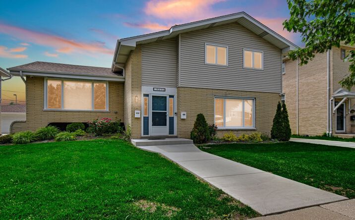Pictures of Multifamily property located at 9632 Kilpatrick Avenue, Oak Lawn, IL 60453 for sales - image #1