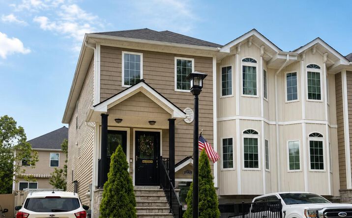 Pictures of Multifamily property located at 23 Wiltshire Lane, Staten Island, NY 10309 for sales - image #1