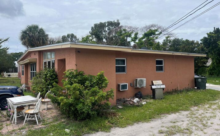 Pictures of Multifamily property located at 301 Preston Court, Fort Pierce, FL 34950 for sales - image #1