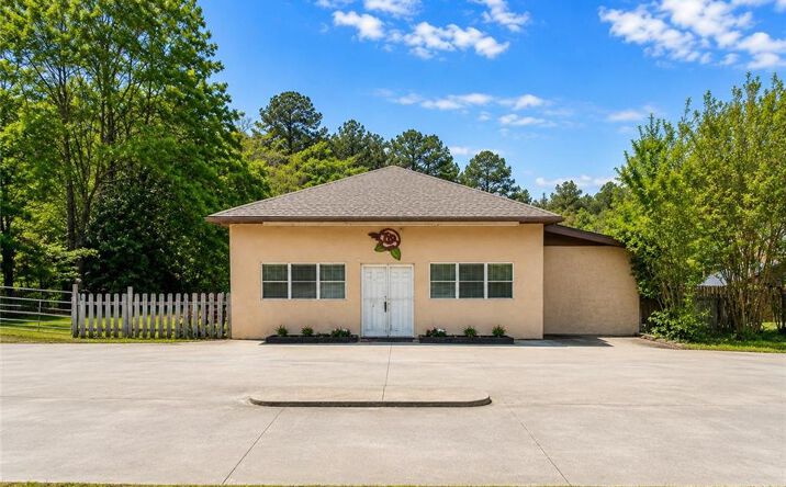 Pictures of Retail, Office property located at 3805 Stonewall Tell Road, College Park, GA 30349 for sales - image #1