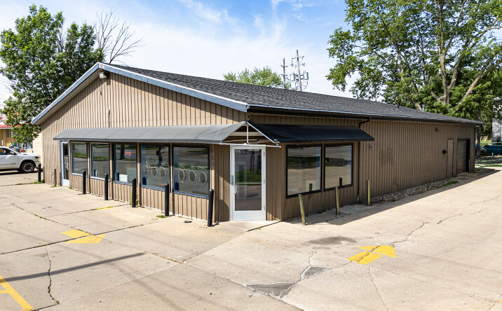 Pictures of Retail, Business for Sale property located at 623 BROADWAY ST, WATERLOO, IA 50703 for sales - image #1