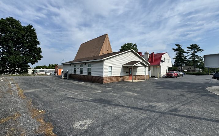 Pictures of Retail, Special Purpose property located at 9 Eisenhower Blvd, Lancaster, PA 17603 for sales - image #1