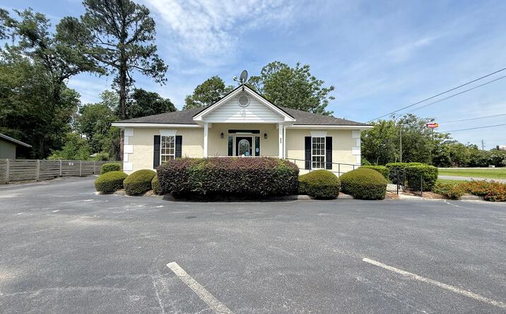200 S Elm Street, Adel