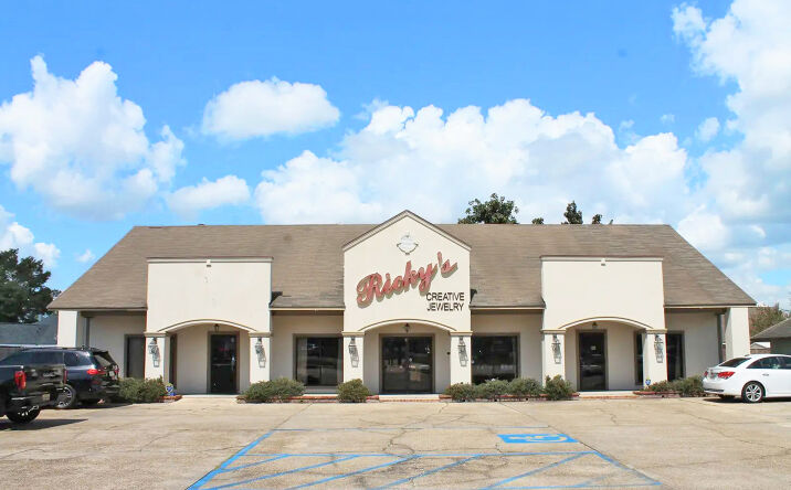 Pictures of Retail property located at 11831 Coursey Blvd, Baton Rouge, LA 70816 for sales - image #1