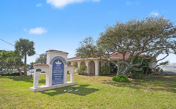 Pictures of Office property located at 1727 N Atlantic Ave, Cocoa Beach, FL 32931 for sales - image #1