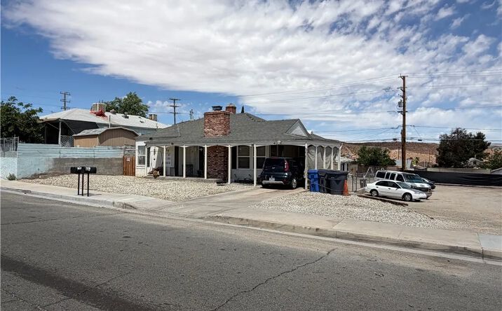 Pictures of Multifamily property located at 137 W Fredricks, Barstow, CA 92311 for sales - image #1
