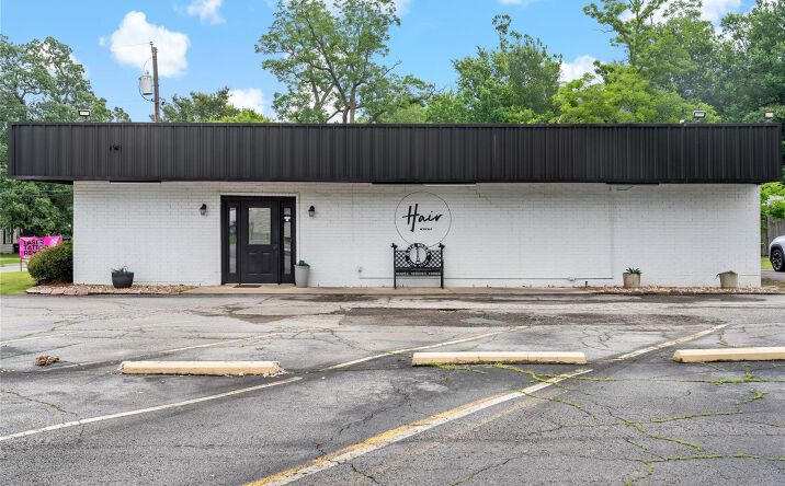 1850 Pine Bluff St, Paris