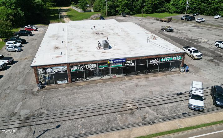Pictures of Retail property located at 1034 Mineral Wells Avenue, Paris, TN 38242 for sales - image #1
