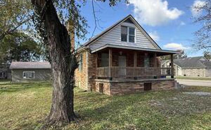 Pictures of Multifamily, Mixed Use, Land property located at 1103 W Boulevard St St Unit A & B, Marion, IL 62959 for sales - image #1