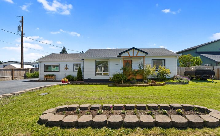 Pictures of Multifamily property located at 1997 Castle Avenue, Roseburg, OR 97471 for sales - image #1