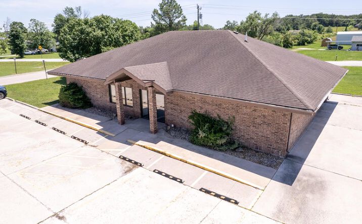 Pictures of Office property located at 497 Pomme De Terre Dr, Marshfield, MO 65706 for sales - image #1