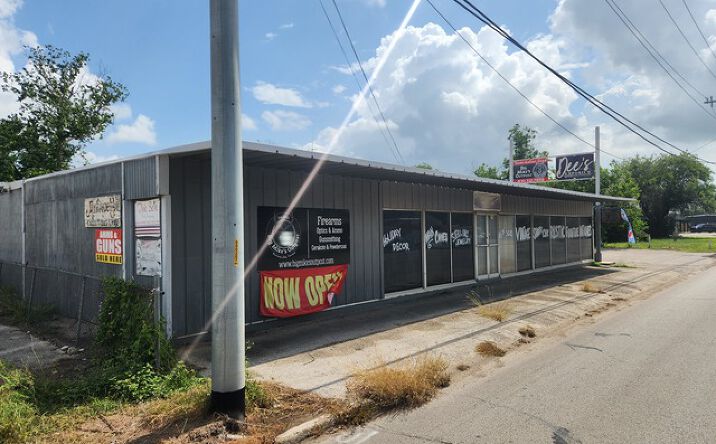 Pictures of Retail, Industrial property located at 218 E Kingsbury St, Seguin, TX 78155 for sales - image #1
