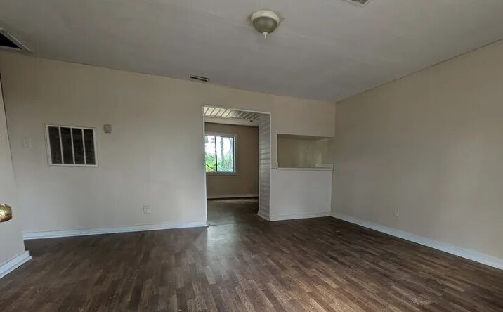 Pictures of Multifamily property located at 802 A/b Kings Court, Greenwood, SC 29646 for sales - image #1