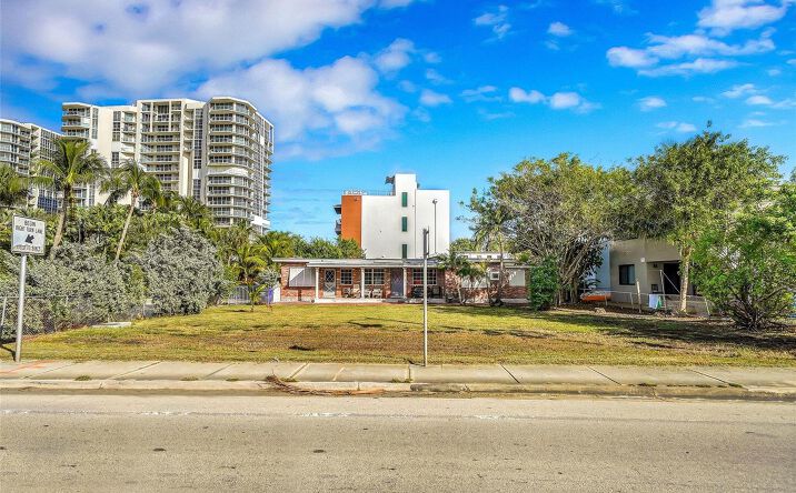 Pictures of Multifamily property located at 356 Balboa Street, Hollywood, FL 33019 for sales - image #1