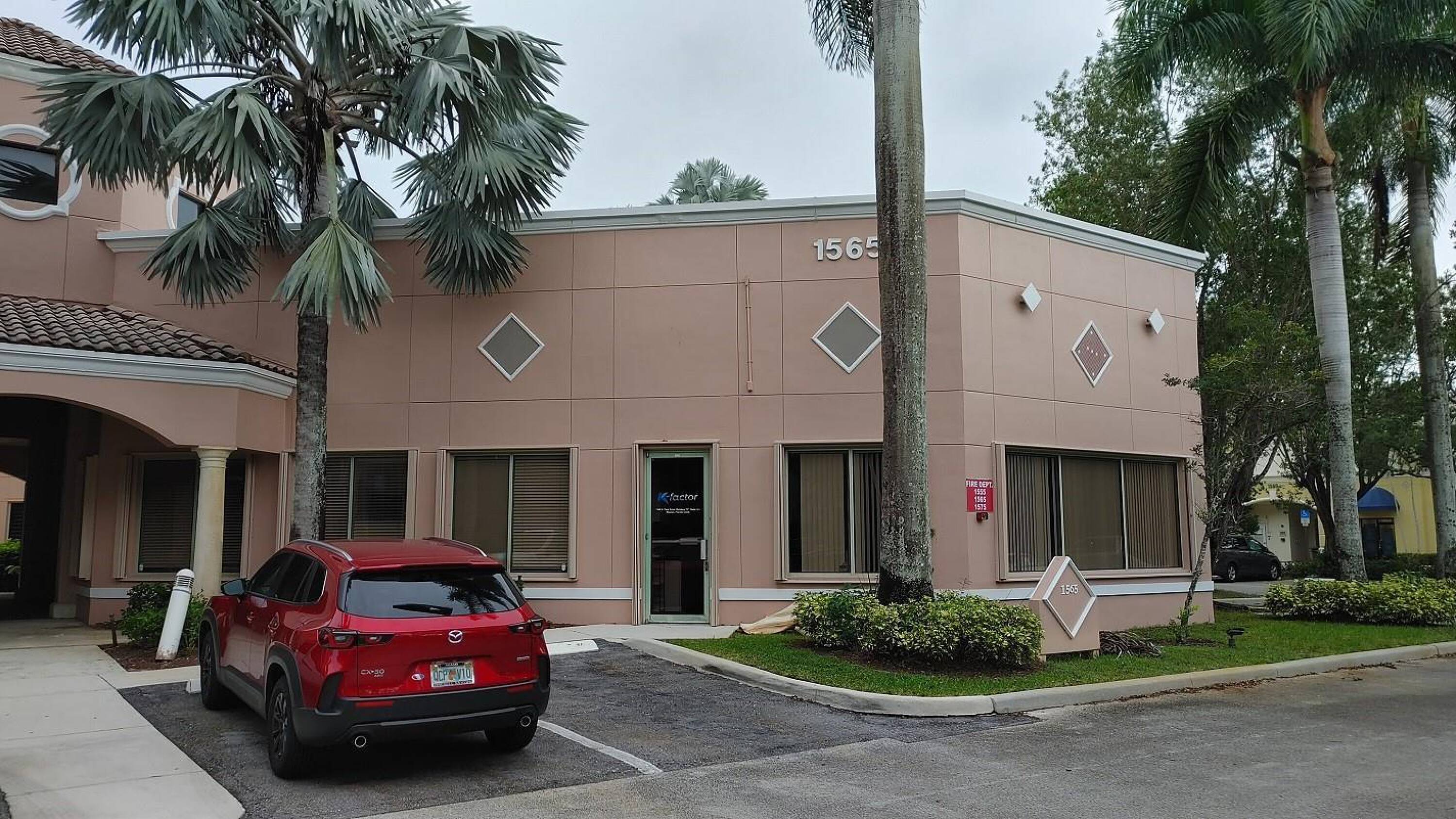 1565 N Park Dr, Weston, FL 33326