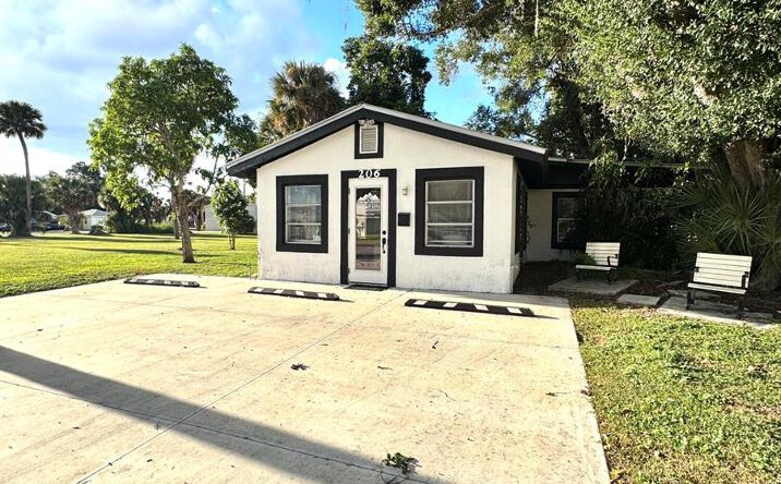 Pictures of Office, Retail property located at 206 SW 3rd Street, Okeechobee, FL 34974 for sales - image #1