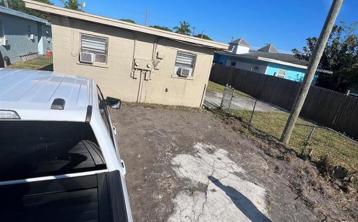 Pictures of Multifamily property located at 810 N 17th Street, Fort Pierce, FL 34950 for sales - image #1