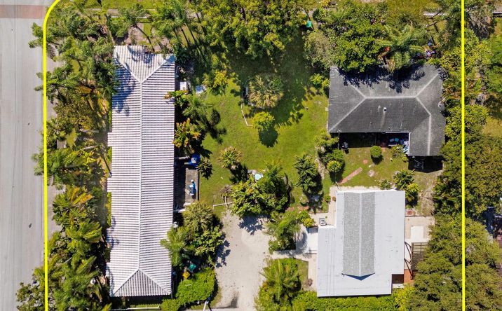 Pictures of Multifamily property located at 302 SW 15th Street, Dania Beach, FL 33004 for sales - image #1