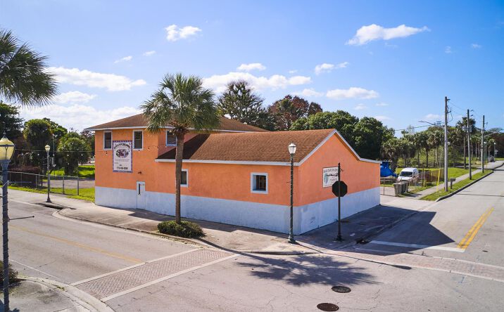 Pictures of Mixed Use property located at 464 N 9th Street, Fort Pierce, FL 34950 for sales - image #1