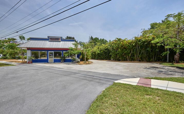 Pictures of Retail property located at 2095 NW Federal Highway, Jensen Beach, FL 34957 for sales - image #1