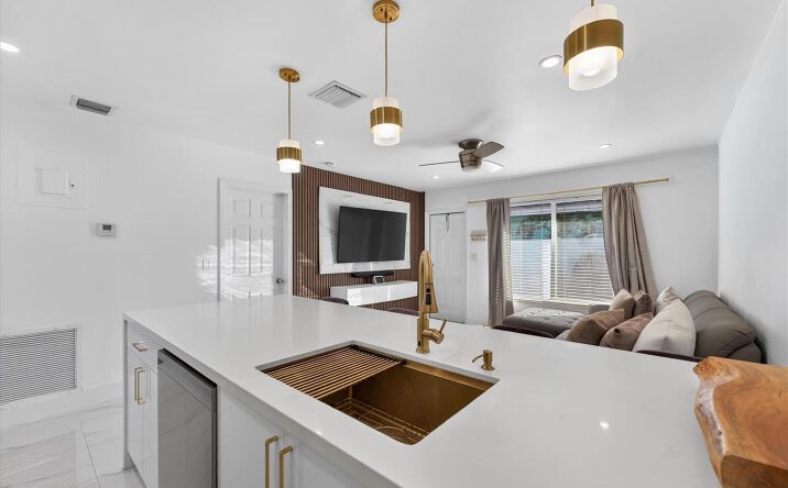 Pictures of Multifamily property located at 883 NE 33rd Street, Oakland Park, FL 33334 for sales - image #1