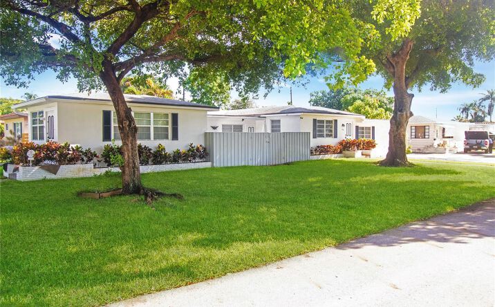 Pictures of Multifamily property located at 1625 Cleveland Street, Hollywood, FL 33020 for sales - image #1