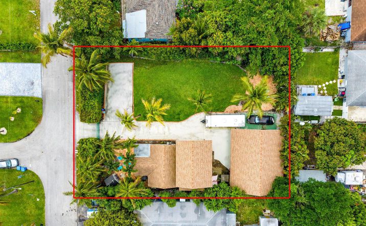 Pictures of Multifamily property located at 613 N 5th Street, Lantana, FL 33462 for sales - image #1