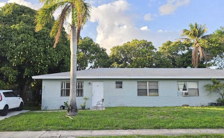 Pictures of Multifamily property located at 233 SE 26th Avenue, Boynton Beach, FL 33435 for sales - image #1