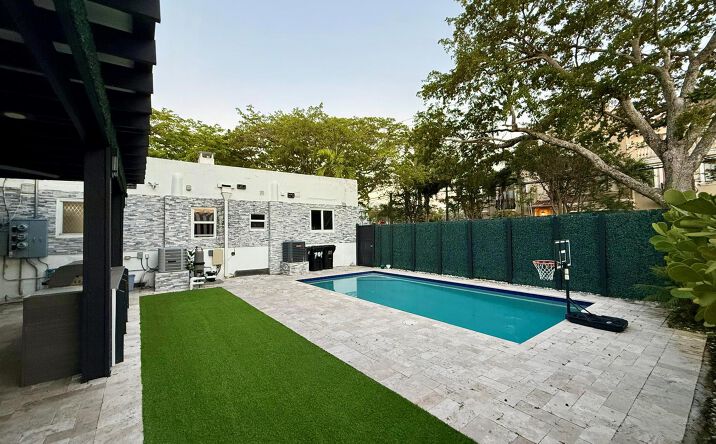 Pictures of Multifamily property located at 701 NE 17 Way, Fort Lauderdale, FL 33304 for sales - image #1