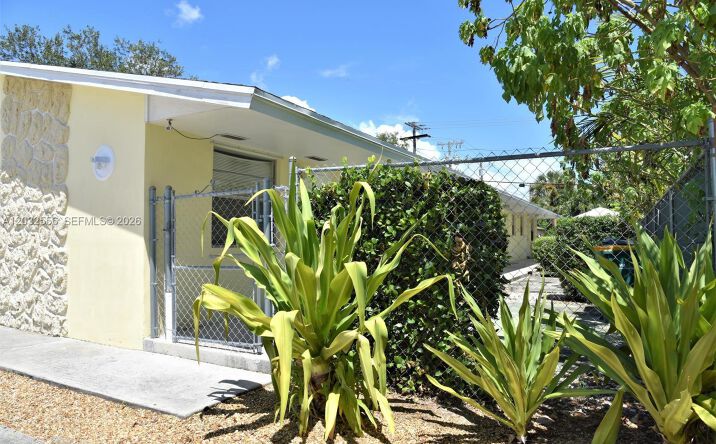 Pictures of Multifamily property located at 1008 N 18 AVENUE, Lake Worth, FL 33460 for sales - image #1