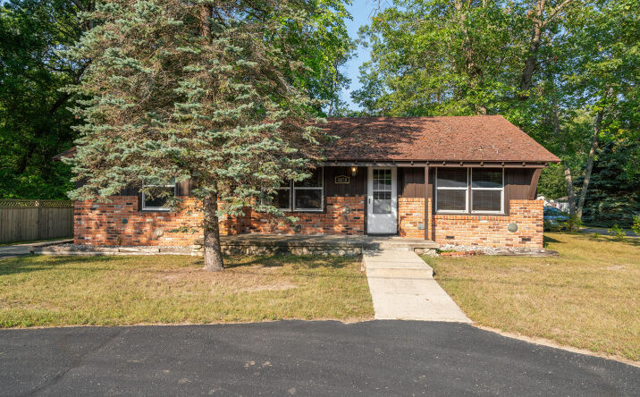 Pictures of Retail, Office property located at 4878 Straits Hwy, Indian River, MI 49749 for sales - image #1