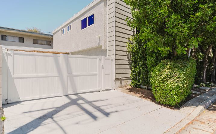Pictures of Multifamily property located at 4405 VENTURANYON AVE, SHERMAN OAKS, CA 91423 for sales - image #1