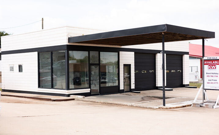 Pictures of Retail property located at 1000 W MAIN ST, YUKON, OK 73099-1044 for sales - image #1