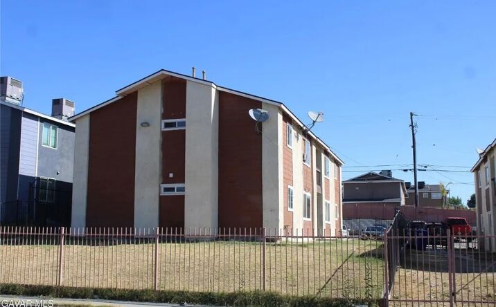 Pictures of Multifamily property located at 1308 Flower, Bakersfield, CA 93305 for sales - image #1