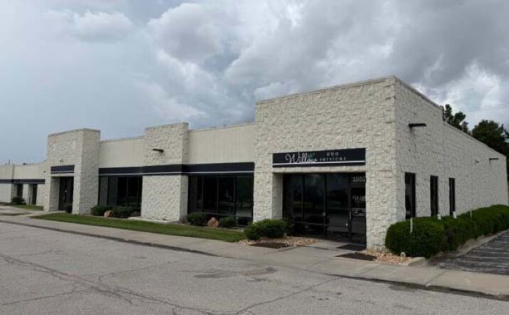 Pictures of Retail property located at 15520 College Blvd, Lenexa, KS 66219 for sales - image #1