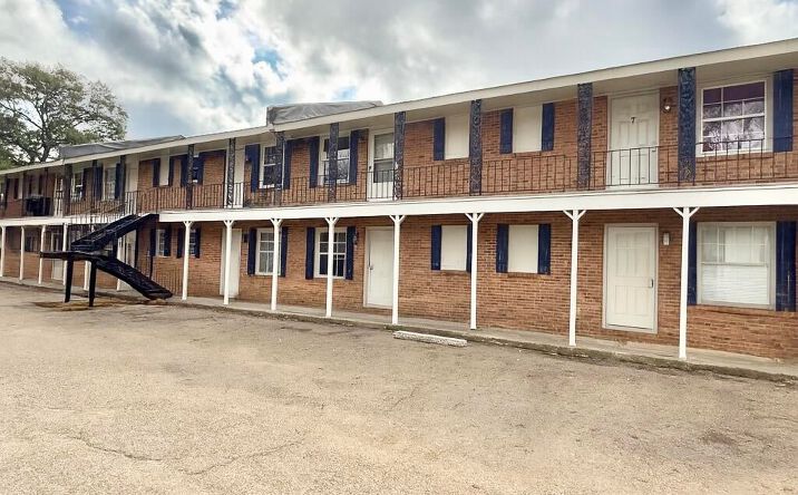 Pictures of Multifamily property located at 212 N CHURCH ST, BROOKHAVEN, MS 39601 for sales - image #1