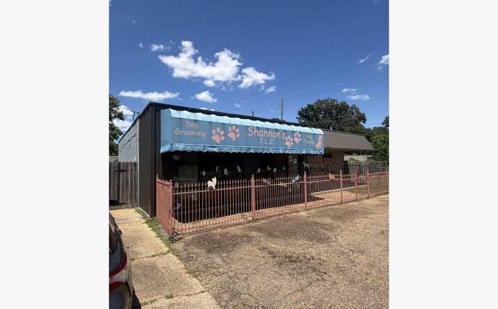 Pictures of Retail property located at 325 Clinton Boulevard, Clinton, MS 39056 for sales - image #1