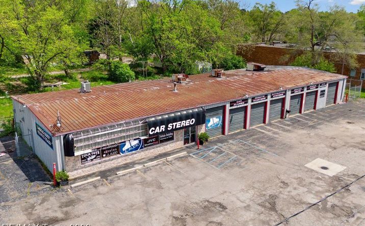 Pictures of Retail property located at 2833 S DORT, Flint, MI 48507 for sales - image #1