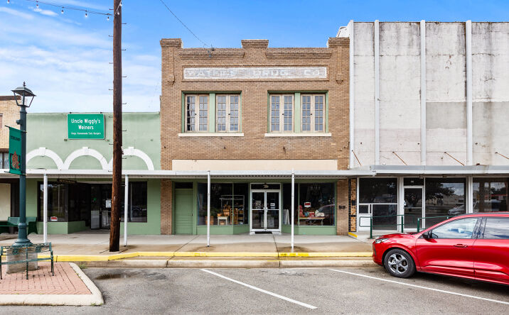 Pictures of Office, Hospitality, Retail property located at 523 East Davis Street, Luling, TX 78648 for sales - image #1
