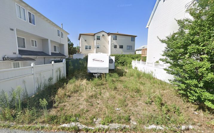 Pictures of Land property located at 8 IROQUOIS ST, STATEN ISLAND, NY 10305-4009 for sales - image #1
