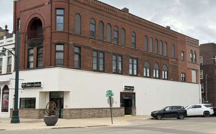Pictures of Retail, Multifamily, Mixed Use property located at 202 S BROADWAY AVE, ALBERT LEA, MN 56007 for sales - image #1