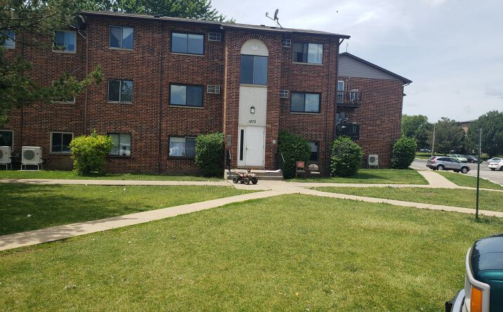 Pictures of Multifamily property located at 1875 N Green Lane N, Palatine, IL 60074 for sales - image #1