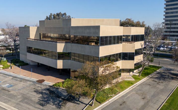 Pictures of Office property located at 901 Tower Way, Bakersfield, CA 93309 for sales - image #1