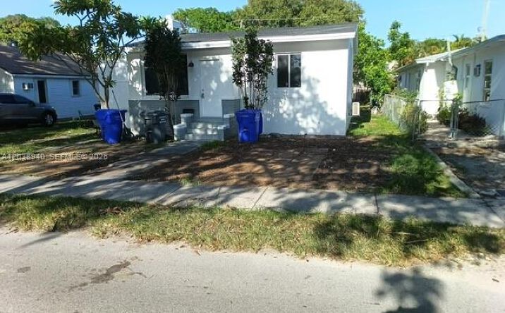 Pictures of Multifamily property located at 1123 N 17th Ct, Hollywood, FL 33020 for sales - image #1
