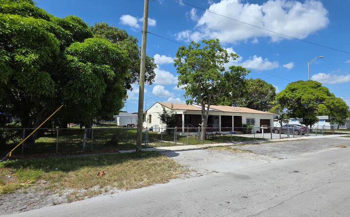 Pictures of Multifamily property located at 192 W 33 ST, Hialeah, FL 33012 for sales - image #1